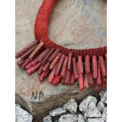 Naszyjnik damski z barwionego sznurka ozdobiony ceramiką