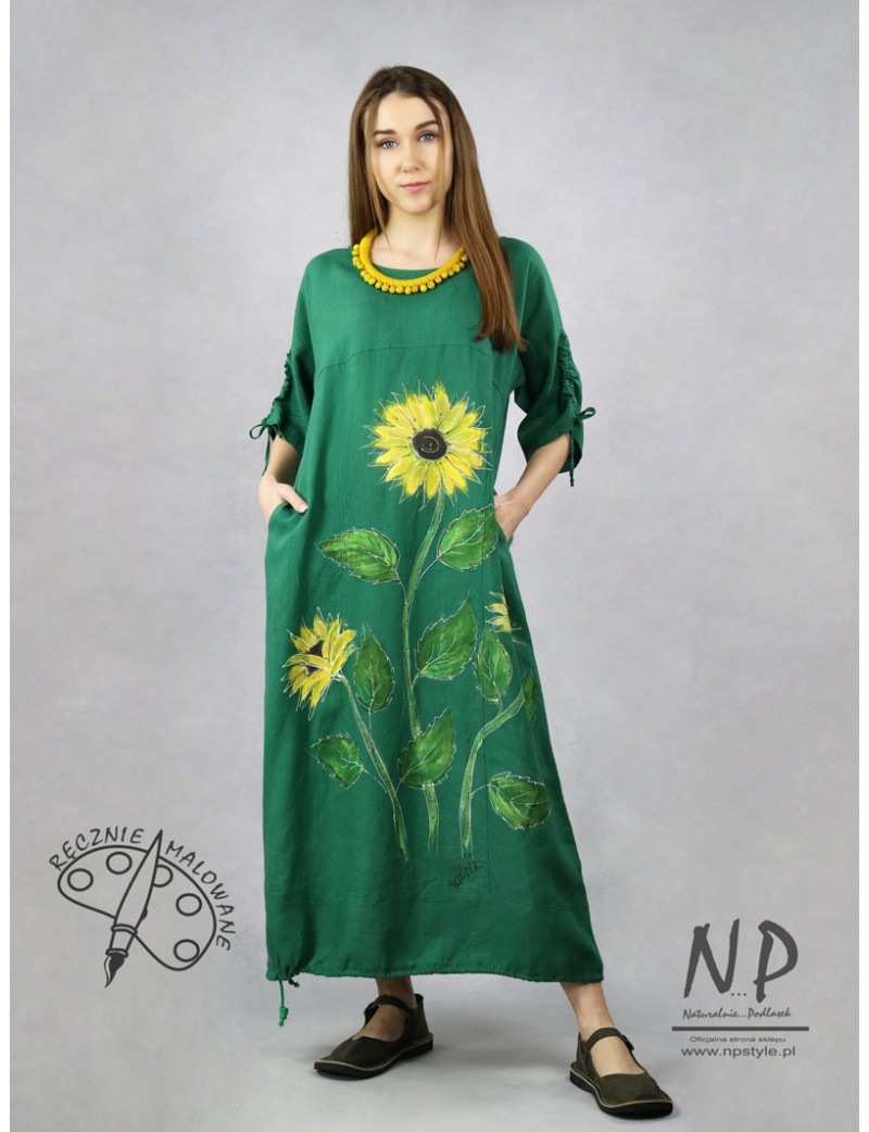 Sukienka oversize, uszyta z naturalnego lnu, ozdobiona ręcznie malowanymi słonecznikami