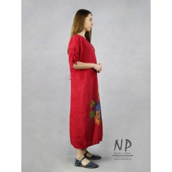 Długa czerwona sukienka oversize, z kieszeniami oraz regulowanymi rękawami
