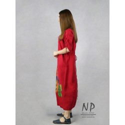 Długa czerwona sukienka oversize, z kieszeniami oraz regulowanymi rękawami
