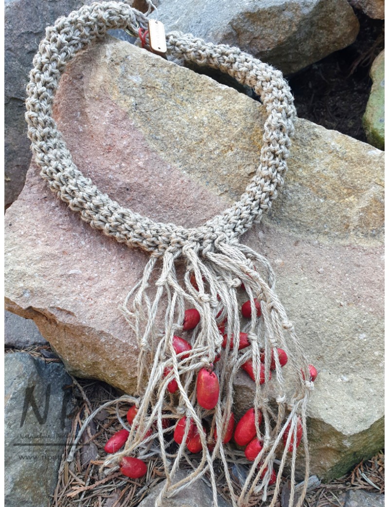 Naszyjnik z lnianych sznurków ozdobiony koralikami z ceramiki