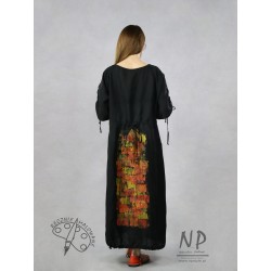 Ręcznie malowana czarna sukienka oversize, uszyta z naturalnego lnu