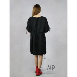 Ręcznie malowana, lniana czarna sukienka oversize z krótkim rękawem
