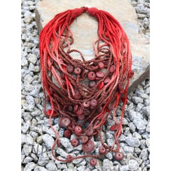 Duży naszyjnik wykonany z plecionych lnianych nici, ozdobiony koralikami ceramicznymi
