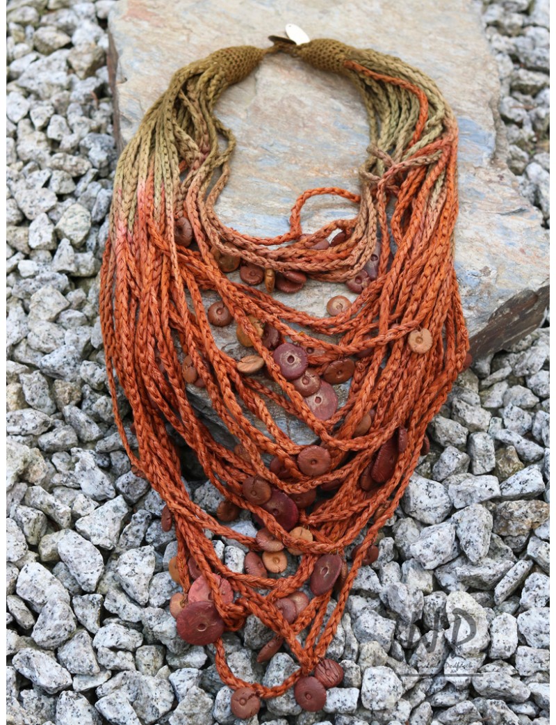 Duży naszyjnik wykonany z plecionych lnianych nici, ozdobiony koralikami ceramicznymi