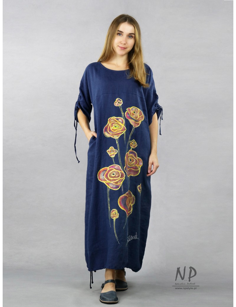 Maxi sukienka lniana oversize w kolorze granatowym, ozdobiona ręcznie malowanymi kwiatami