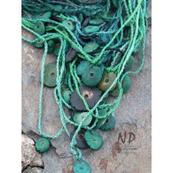 Naszyjnik damski wykonany z plecionych lnianych nici, ozdobiony ceramicznymi koralikami