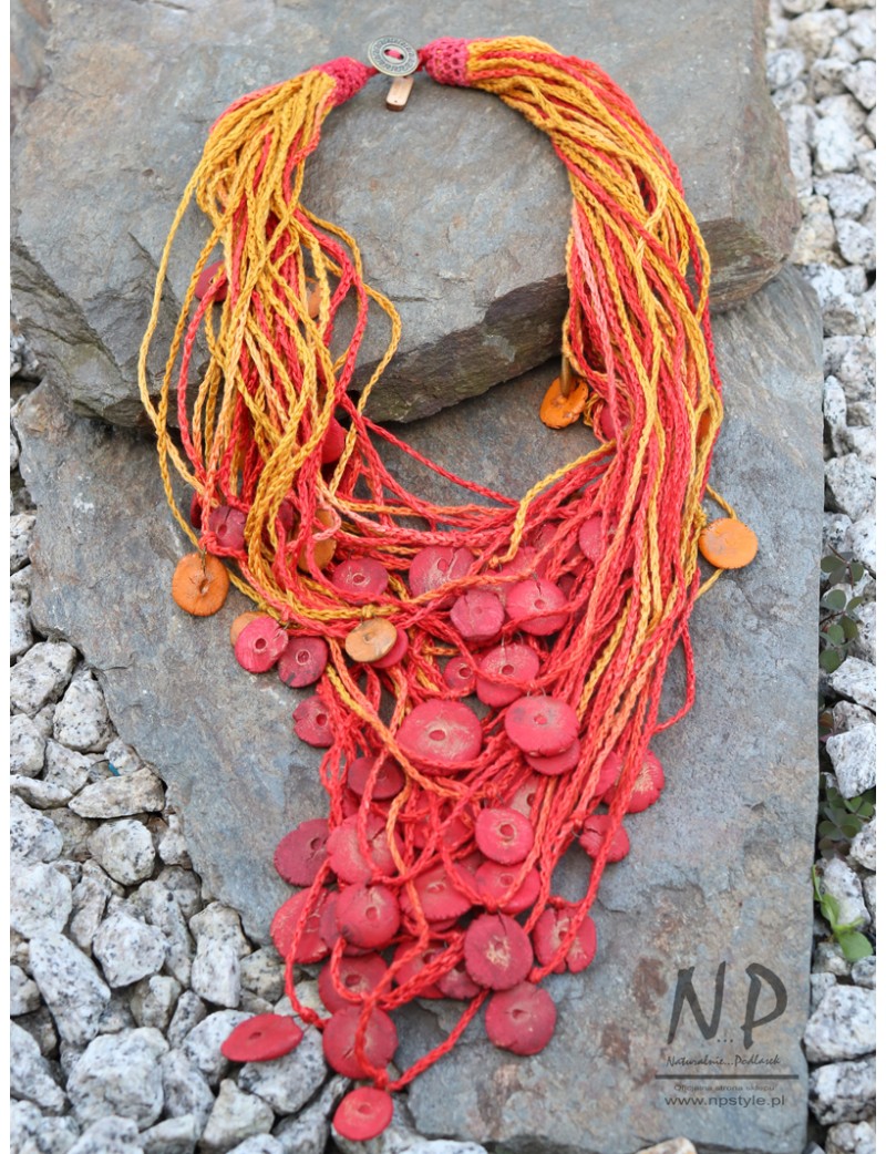 Naszyjnik damski wykonany z plecionych lnianych nici, ozdobiony ceramicznymi koralikami