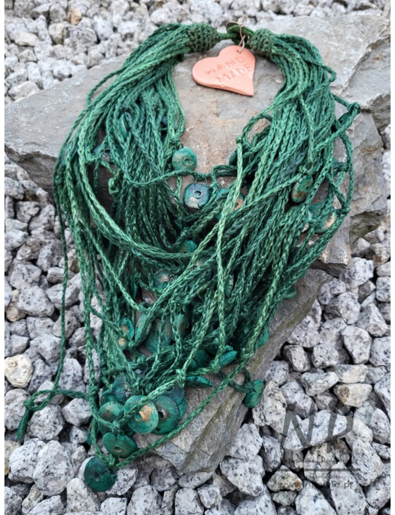 Duży naszyjnik wykonany z plecionych lnianych nici, ozdobiony koralikami ceramicznym