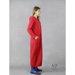 Czerwona maxi sukienka z kapturem uszyta z dzianiny bawełnianej, ozdobiona ręcznie malowanymi domkami.