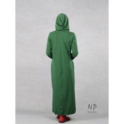 Zielona maxi sukienka z kapturem uszyta z dzianiny bawełnianej, ozdobiona ręcznie malowaną  twarzą