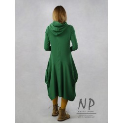 Ręcznie malowana krótka asymetryczna zielona sukienka z kapturem
