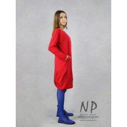Ręcznie malowana czerwona sukienka oversize z krągłym dekoltem oraz długimi rękawami