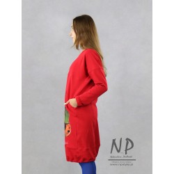 Ręcznie malowana czerwona sukienka oversize z krągłym dekoltem oraz długimi rękawami