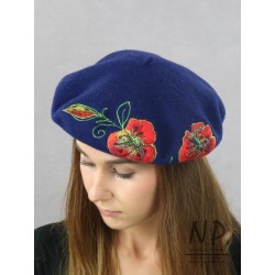 Wełniany beret damski ozdobiony haftowanymi aplikacjami
