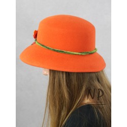 Ręcznie robiony wizytowy kapelusz z opadającym rondem w kolorze pomarańczowym