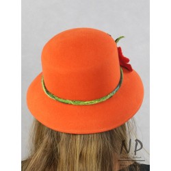 Ręcznie robiony wizytowy kapelusz z opadającym rondem w kolorze pomarańczowym