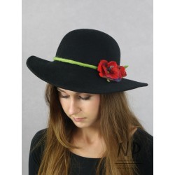 Czarny damski kapelusz filcowy wykonany ręcznie ozdobiony kwiatami