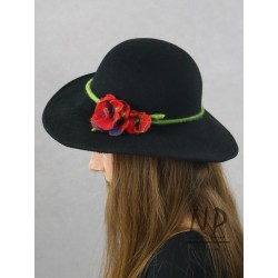Czarny damski kapelusz filcowy wykonany ręcznie ozdobiony kwiatami
