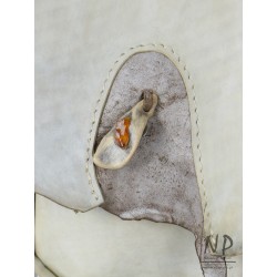 Torebka skórzana w kolorze kości słoniowej ozdobiona bursztynem