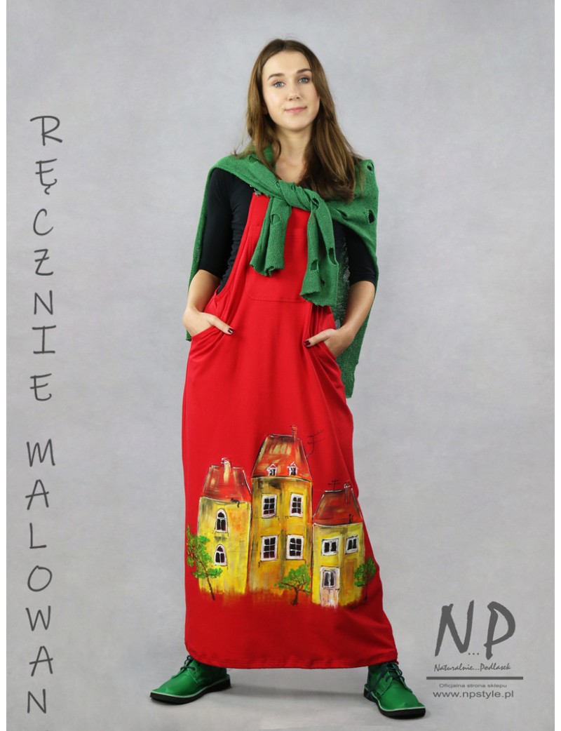 Długa czerwona sukienka ogrodniczka ozdobiona ręcznie malowanymi domkami