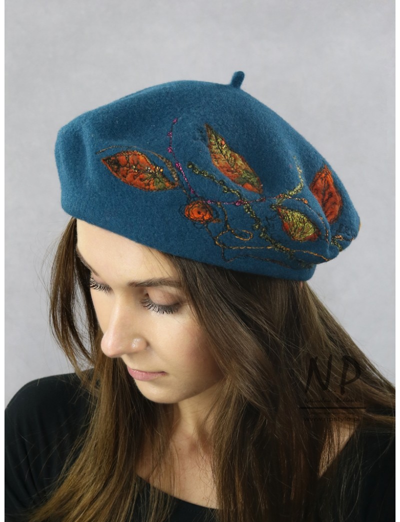 Wełniany beret damski ozdobiony ręcznie filcowanymi i haftowanymi aplikacjami