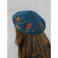 Wełniany beret damski ozdobiony ręcznie filcowanymi i haftowanymi aplikacjami