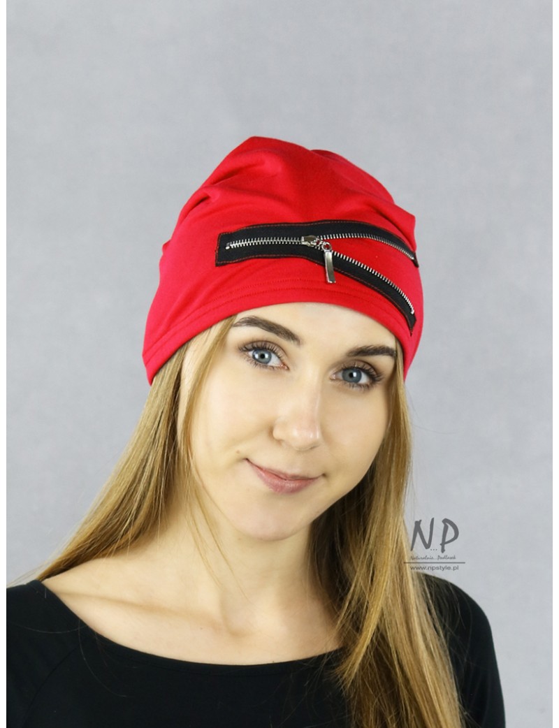 Red knitted cotton cap with a sewn-on zipper