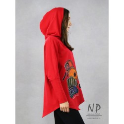 Ręcznie malowana czerwona damska bluzka oversize z asymetrycznym dołem