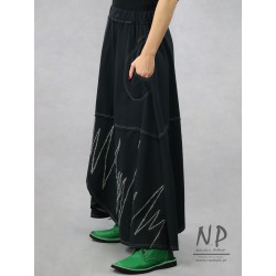 Rozkloszowana czarna spódnica z dzianiny bawełnianej o asymetrycznym kroju