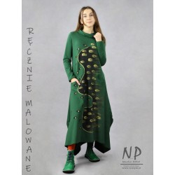 Zielona ręcznie malowana asymetryczna sukienka z kapturem uszyta z dzianiny bawełnianej