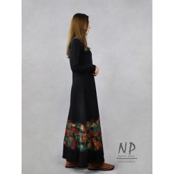 Ręcznie malowana dzianinowa maxi sukienka z długim rękawem oraz okrągłym dekoltem