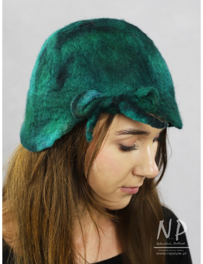 Ręcznie robiona, barwiona czapka filcowana na mokro z wełny merynosów