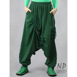 Zielone spodnie Alladynki z niskim krokiem i paskiem na gumce