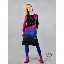 Short, colorful dress in knitted cotton decorated with a sewn-on face