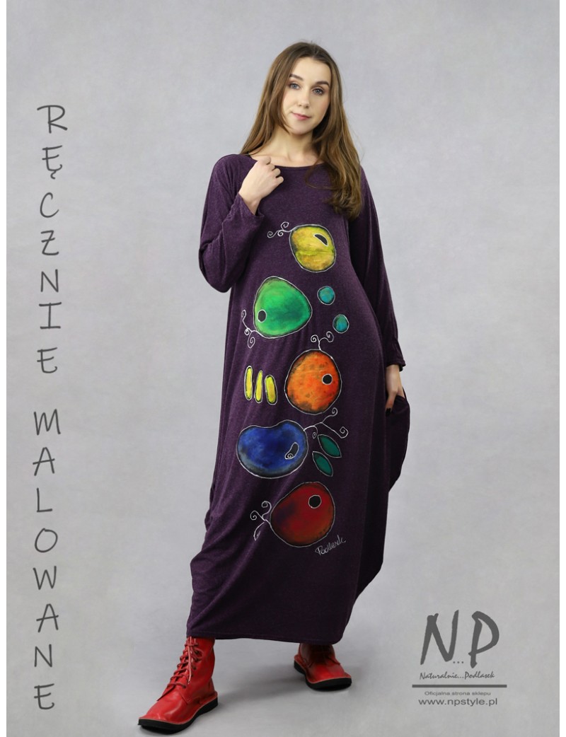 Ręcznie malowana maxi sukienka bombka z dzianiny w kolorze śliwki