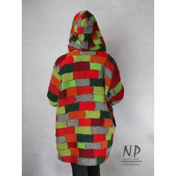 Kolorowa kurtka wełniana z kapturem uszyta w formie patchworku