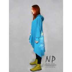 Hand-painted blue oversize long sweatshirt with a hood, made of cotton knitwear