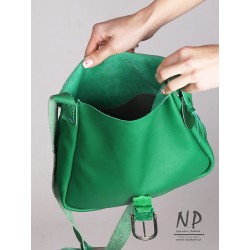 Średniej wielkości zielona torebka ze skóry naturalnej handmade