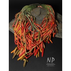W kolorach zieleni, czerwieni i pomarańczowego ręcznie robiony naszyjnik z bawełnianych sznurków i ceramiką