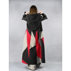 Długi płaszcz z kapturem, uszyty z kolorowych kawałków tkaniny lnianej.