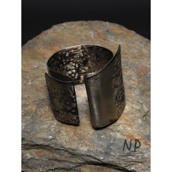 Ręcznie kuta szeroka bransoletka wykonana z blachy nowego srebra
