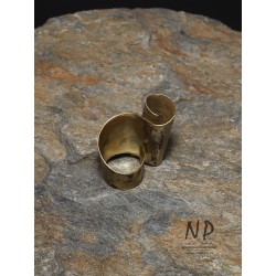 Ręcznie zrobiony niepowtarzalny pierścionek z blachy mosiężnej
