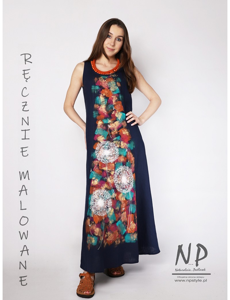 Granatowa sukienka na ramiączkach ozdobiona ręcznie malowanymi wzorami