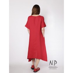 Ręcznie malowana czerwona sukienka lniana midi z wydłużonymi bokami, krótkimi rękawami i kieszeniami