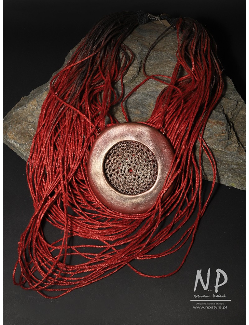 Czerwony naszyjnik z lnianych sznurków ozdobiony niepowtarzalną ceramiką