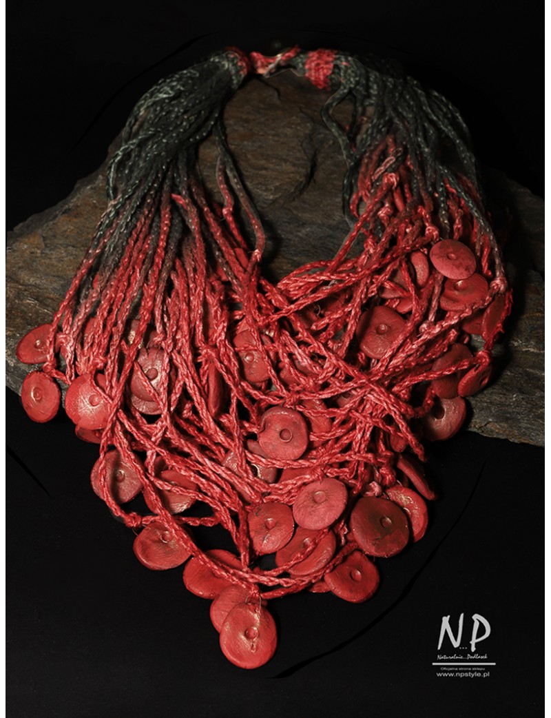 Duży czerwony naszyjnik wykonany z plecionych lnianych nici, ozdobiony koralikami ceramicznymi