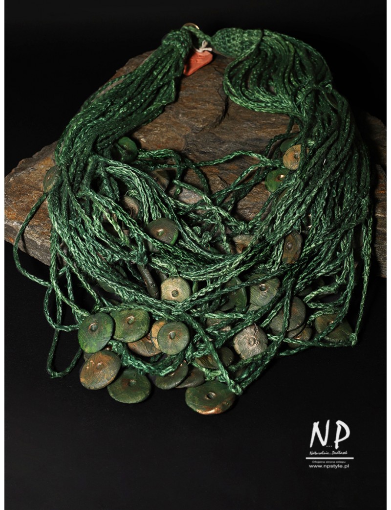 Duży zielony naszyjnik wykonany z plecionych lnianych nici, ozdobiony koralikami ceramicznymi