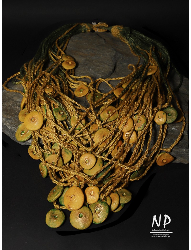 Duży miodowy naszyjnik wykonany z plecionych lnianych nici, ozdobiony koralikami ceramicznymi