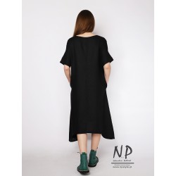 Ręcznie malowana czarna sukienka lniana midi z wydłużonymi bokami, krótkimi rękawami i kieszeniami